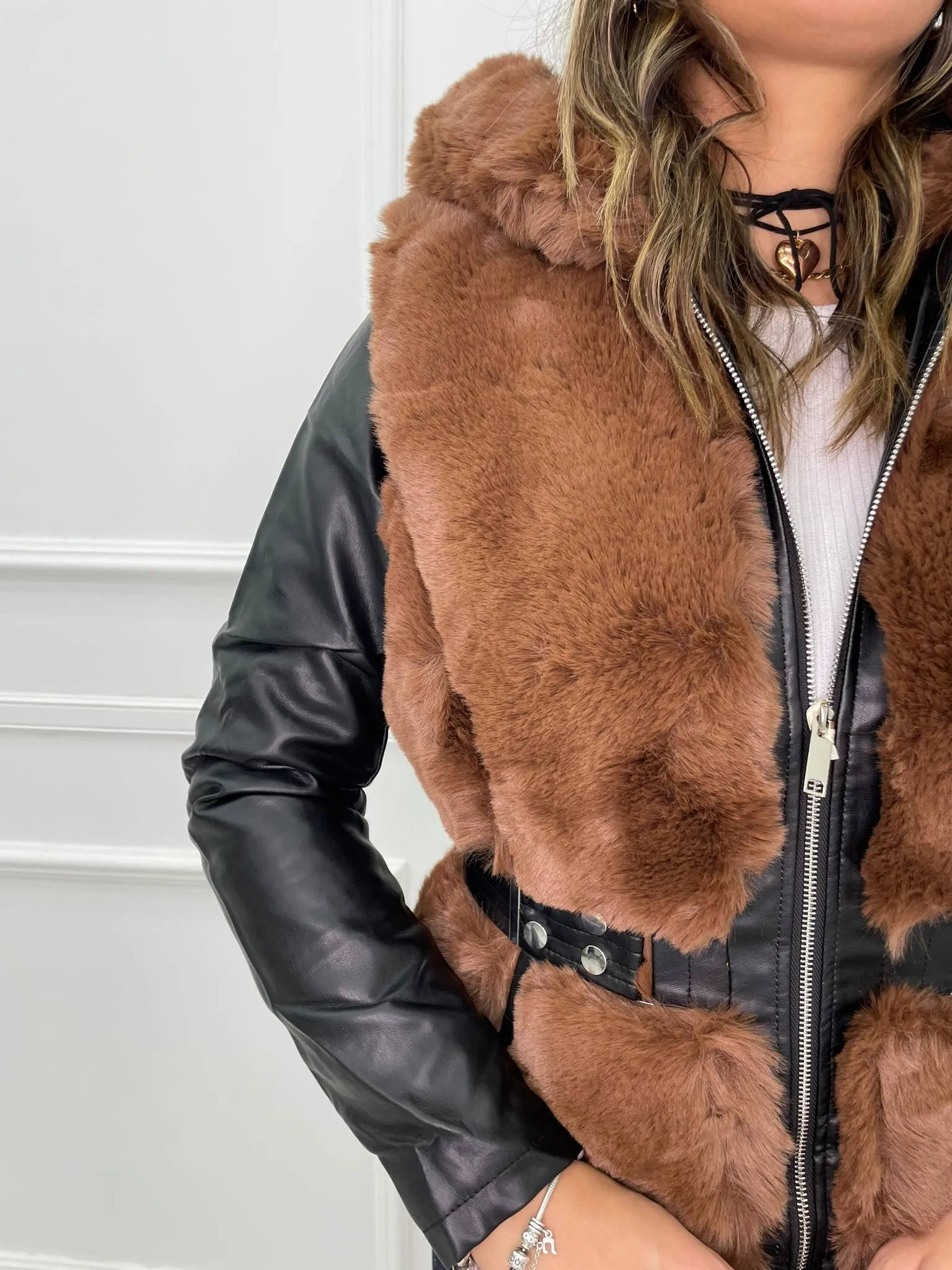 Pelliccia eco con maniche eco pelle e fibbie laterali