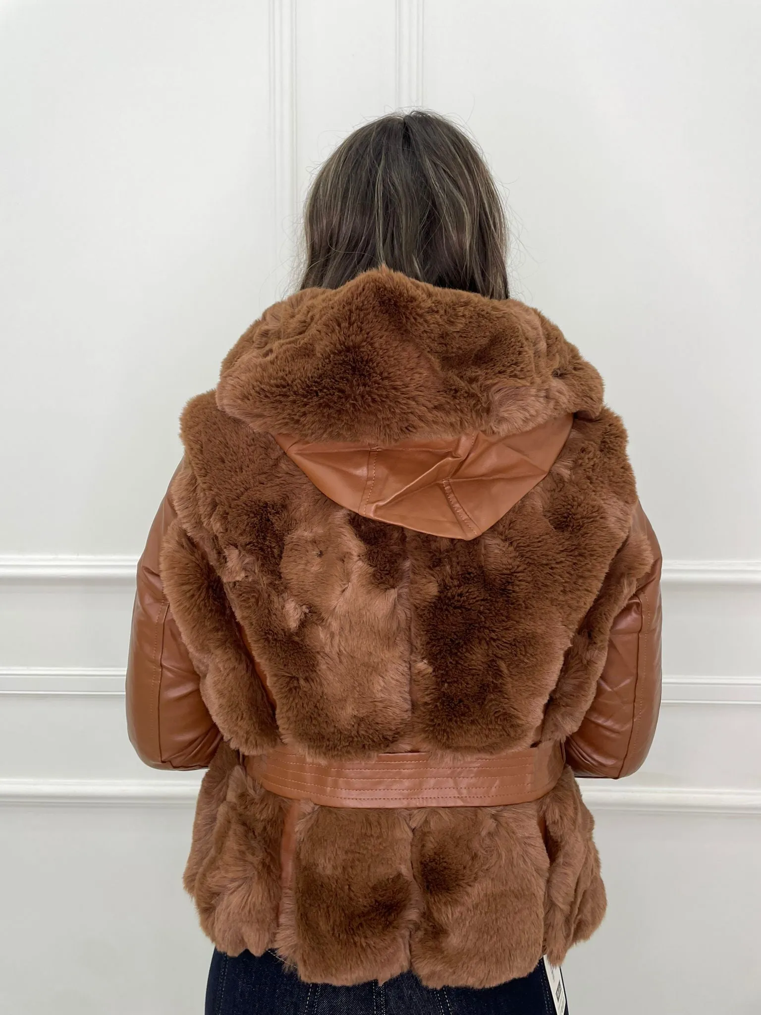Pelliccia eco con maniche eco pelle e fibbie laterali