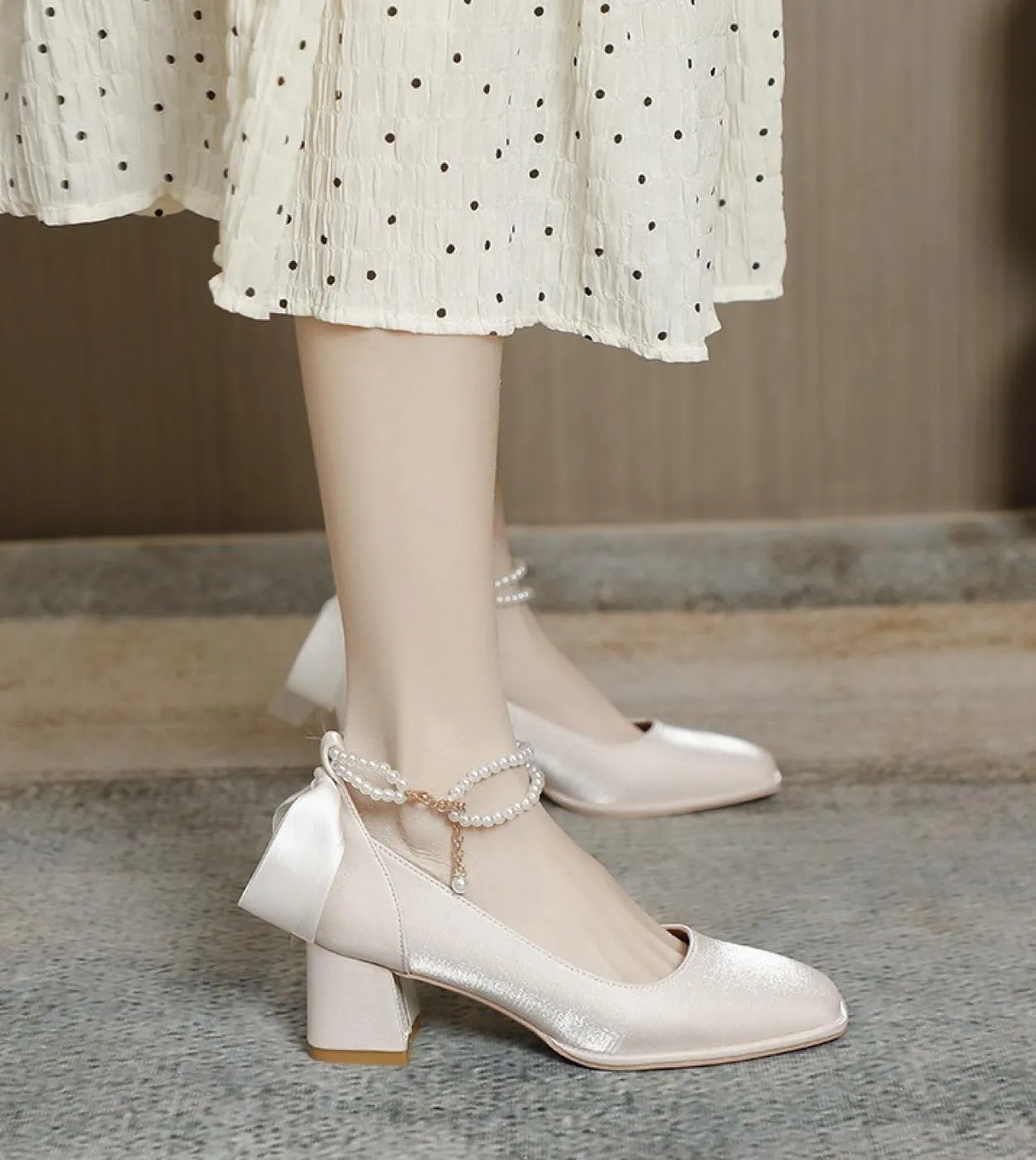 Square Toe High Heels Chunky Heel Mary Jane Womens Shoes 2022 Red New Style Wedding Shoes High Grade Pearl Mid Heel Sho
